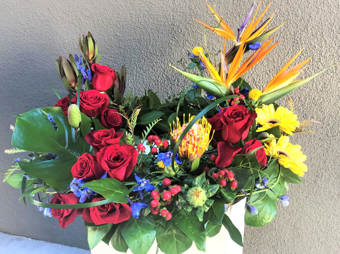 TUW-05 Tropical Urn Wreath