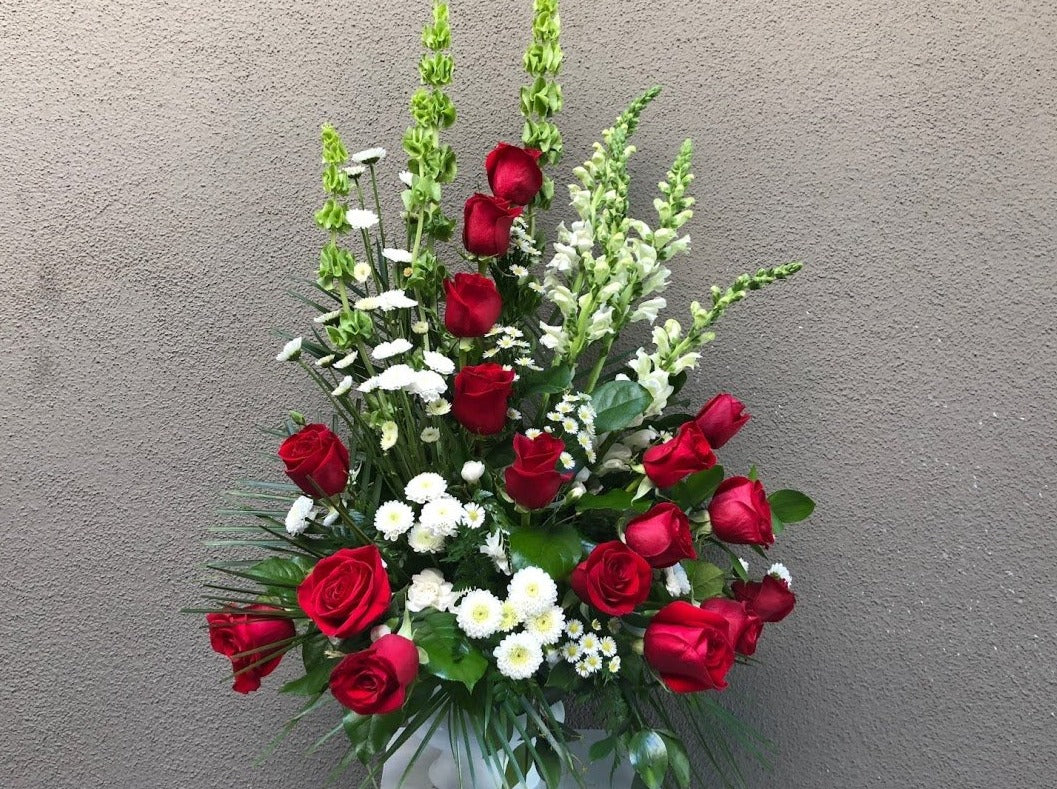 Sitting Spray with Rose and Snapdragon
